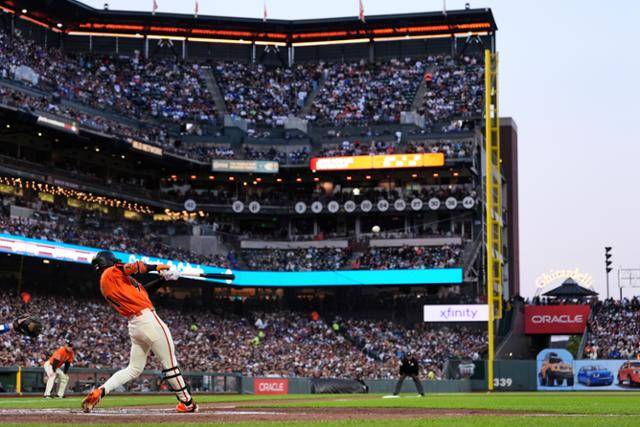 샌프란시스코의 이정후가 12일 미국 캘리포니아주 샌프란시스코 오라클 파크에서 열린 LA 다저스와 경기에서 4회말 2타점 3루타를 치고 있다. 샌프란시스코=AP 뉴시스