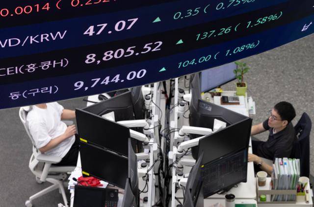 도널드 트럼프 미국 행정부가 구리에 50% 관세를 부과하겠다고 예고하면서 구리 가격이 사상 최고치를 경신한 11일 서울 중구 하나은행 본점 딜링룸 전광판에 구리 가격이 나오고 있다. 뉴시스