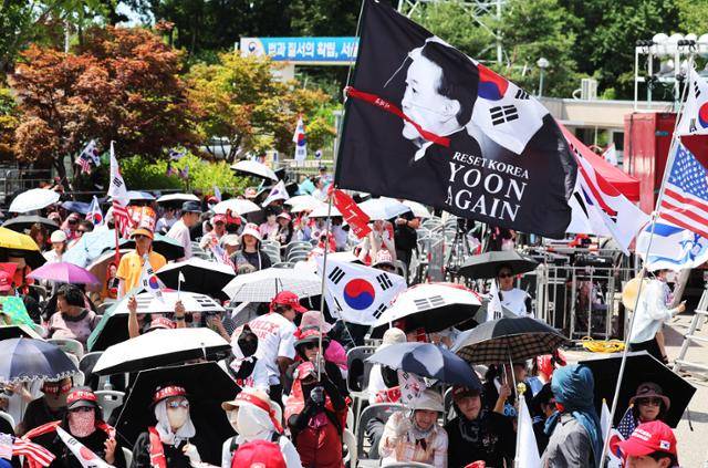 12일 경기 의왕시 서울구치소 앞에서 윤석열 전 대통령 지지자들이 재구속된 윤 전 대통령 석방을 촉구하는 집회를 열고 있다. 연합뉴스