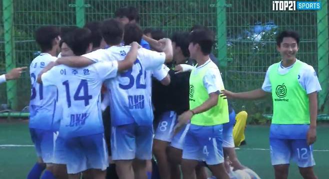 단국대 선수들이 용인대와 승부차기에서 이긴 뒤 기뻐하는 모습. 승부차기에서 골키퍼로 변신한 중앙 수비수 윤근영이 동료들 사이에서 축하받고 있다. 사진=iTOP21SPORTS 유튜브 캡처
