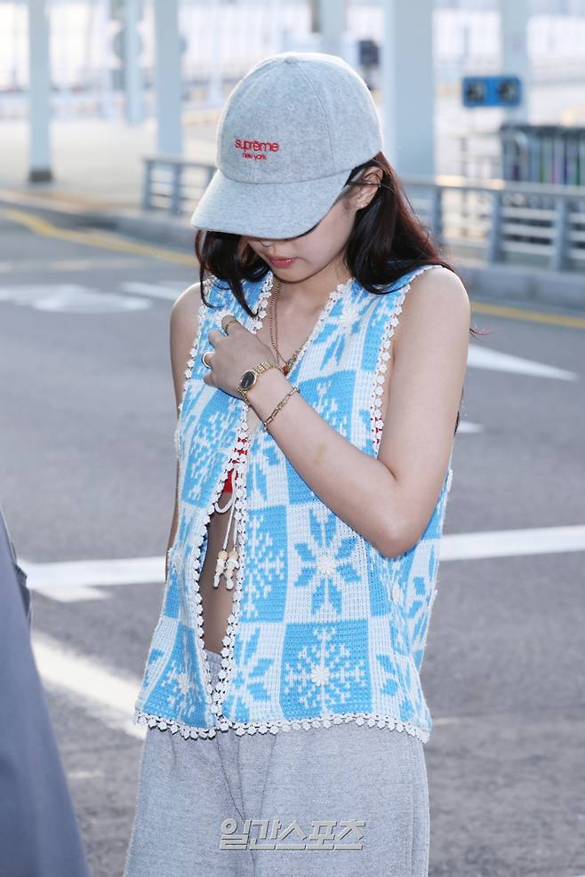 블랙핑크 제니가 11일 오후 해외 일정 참석 차 인천국제공항을 통해 미국 로스앤젤레스로 출국하고 있다. 서병수 기자 qudtn@edaily.co.kr /2025.07.11/