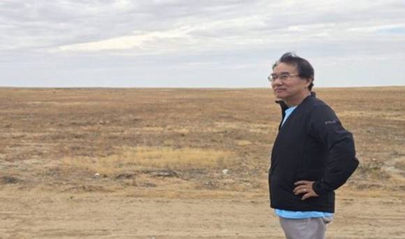 윤영선 전 관세청장이 카자흐스탄 초원의 황갈색 거친 초원을 바라보고 있다. [사진=윤영선]