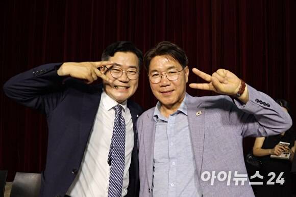 민주당 박찬대 당대표 후보(왼쪽)와 이재관 의원 [사진=정종윤 기자]