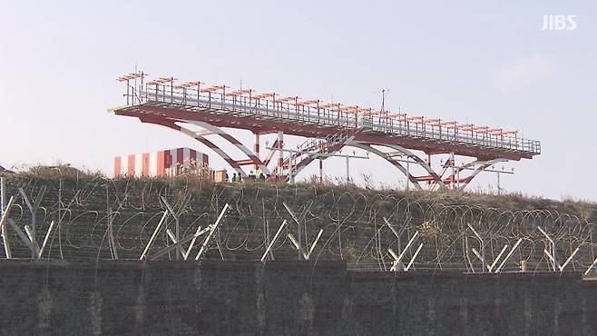 제주공항 동서 활주로 끝단에 설치돼 있는 로컬라이저