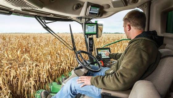 존디어가 인공지능(AI)과 자율주행 기술을 접목해 선보인 로봇 수확기. [중앙포토]