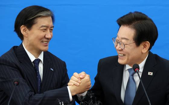 2024년 8월 21일 당시 이재명 더불어민주당 대표가 서울 여의도 국회에서 조국 조국혁신당 대표를 예방해 대화하며 손을 맞잡고 있다. 뉴시스