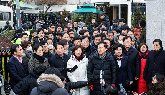 지난 1월 6일 국민의힘 소속 친윤계 의원 45명이 윤석열 전 대통령의 1차 체포영장 집행을 저지하겠다며 서울 한남동 대통령 관저 앞에서 시위를 벌이고 있다. 정치권에서는 국민의힘이 윤 전 대통령과의 선긋기에 실패하게 된 계기 중 하나로 꼽는다. [중앙포토]