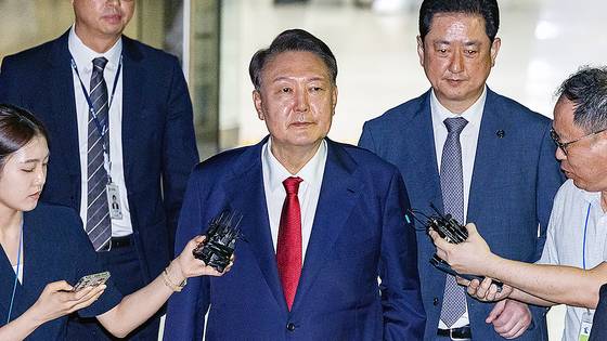 윤석열 전 대통령이 9일 서울 서초구 서울중앙지방법원에서 열린 2차 구속 전 피의자 심문(영장실질심사)을 마친 뒤 서울구치소로 향하고 있다. 사진공동취재단