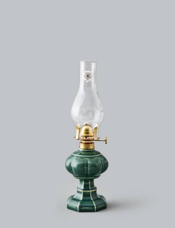 2023년 출시된 청자 받침의 ‘오얏꽃 오일램프’는 파라핀 오일을 사용해 불을 밝힐 수 있는 제품으로 고풍스러운 디자인이 아름답다. [사진 국가유산진흥원]