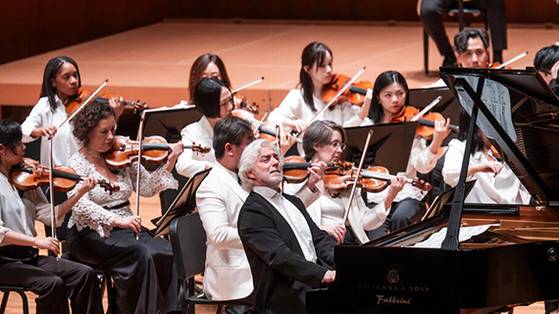 지난달 22년만에 예술의전당에서 에사페카 살로넨 지휘로 30여년 만에 뉴욕필과 호흡을 맞춘 피아니스트 크리스티안 지메르만. [사진 마스트미디어]