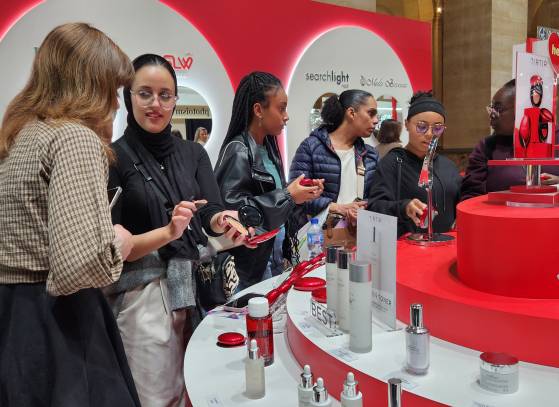 지난해 10월 프랑스에서 K화장품을 체험 중인 현지인. [연합뉴스]