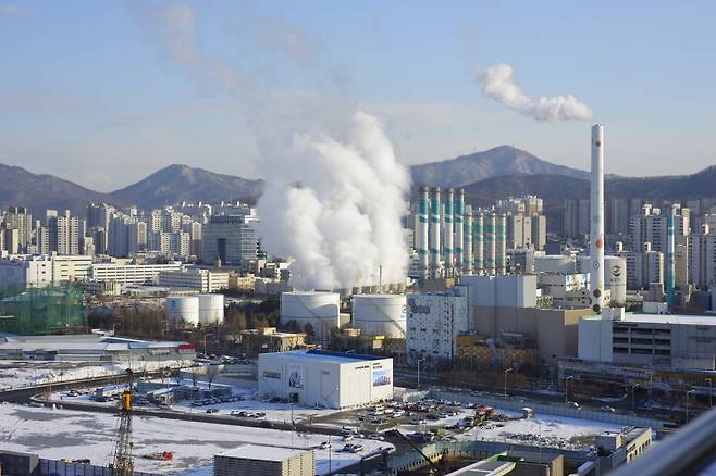 인근 아파트에 지역난방을 공급하는 경기도의 한 열병합발전소 모습. 사진=게티이미지
