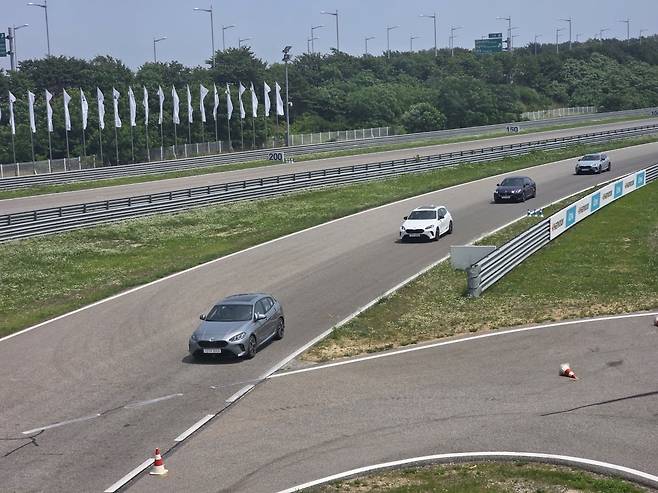 BMW 드라이빙 센터 트랙을 달리고 있는 차량들의 모습./사진=BMW코리아