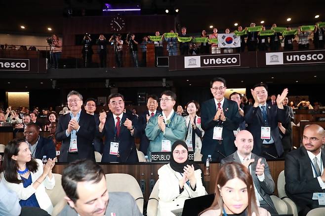 '반구천 암각화' 등재가 확정되는 순간, 한국측 관계자들이 일제히 자리에서 일어나 박수를 치고 있다. 왼쪽부터 박정하 국회의원, 김두겸 울산시장, 최응천 국가유산청장, 이순걸 울주군수. 울산시 제공