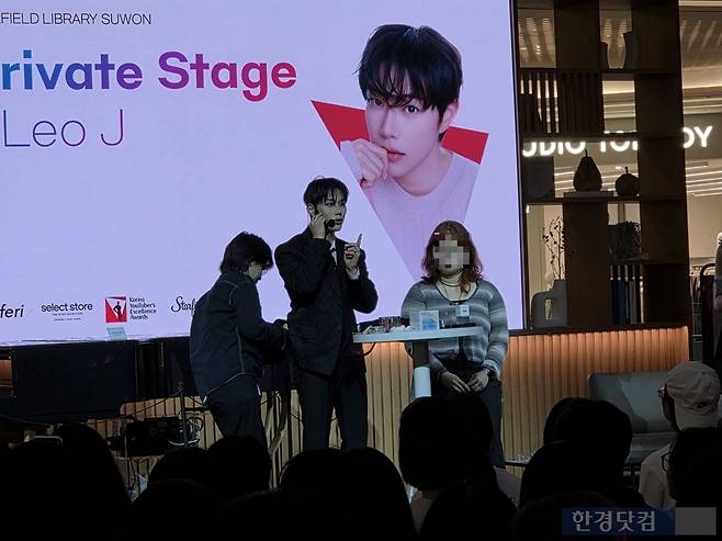 지난 4일 경기 수원시에 위치한 스타필드 수원에서 열린 ‘셀렉트스토어 - THE KYEA SELECTION’ 행사에서 뷰티 크리에이터 레오제이가 구독자의 메이크업 관련 고민에 대해 조언하고 있다./사진=박수림 기자