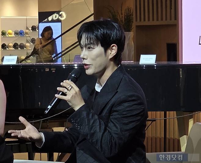 지난 4일 경기 수원시에 위치한 스타필드 수원에서 열린 ‘셀렉트스토어 - THE KYEA SELECTION’ 행사에서 뷰티 크리에이터 레오제이가 발언하고 있다./사진=박수림 기자