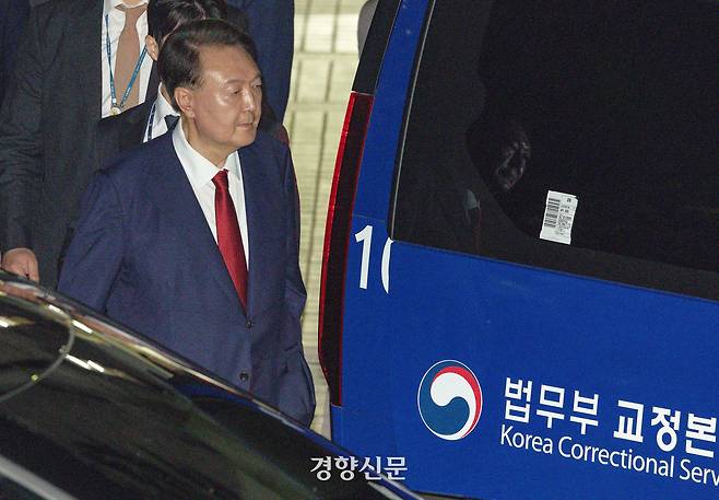 윤석열 전 대통령이 지난 9일 서울 서초구 서울중앙지법에서 열린 2차 구속 전 피의자 심문(영장실질심사)을 마친 뒤 서울구치소로 향하고 있다. 문재원 기자