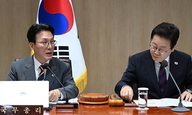 31조8000억 원 규모의 추가 경정 예산안을 심의·의결하는 국무회의가 토요일인 지난 6일 서울 용산 대통령실 청사에서 열렸다. 취임 후 처음으로 국무회의에 참석한 김민석 총리가 이재명 대통령 오른쪽에 앉아 인사말을 하고 있다. 연합뉴스