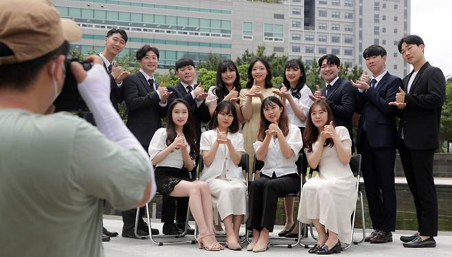 Pukyong National University students take a group photo that will be used in the university graduation album, on June 3, 2020. [SONG BONG-GEUN]