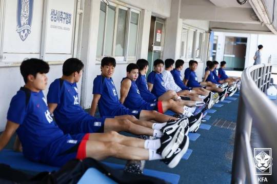 12일 성남종합운동장에서 회복하는 축구 대표팀 선수들. 사진[연합뉴스]