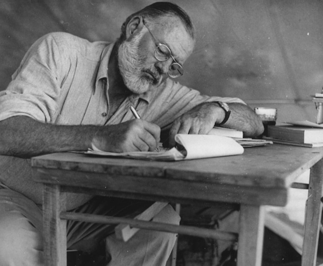 세계적 고전을 탄생시킨 작가 헤밍웨이가 종이에 글을 쓰고 있다. ‘쓰는 인간’의 저자는 작가들의 영감의 원천으로 종이노트를 주목한다. [매경DB]