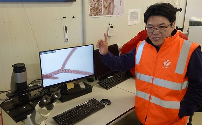 씨포레스트의 마사유키 타츠미 박사가 아스파라곱시스의 세포를 현미경으로 보여주면서 설명하고 있다.