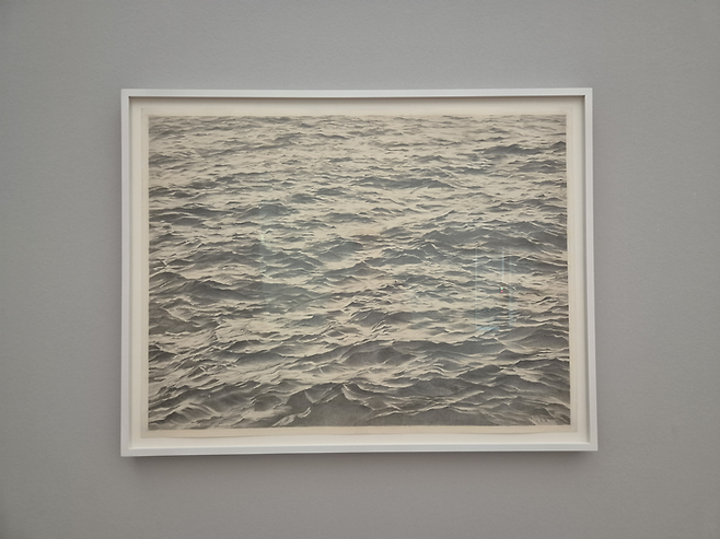 대표작인 바다를 그린 작품. 연필로 그린 묘사가 정말 섬세하다. ©김슬기