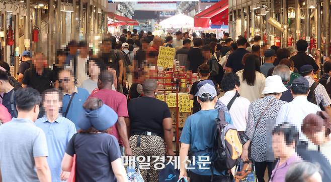 정부가 ‘민생회복 소비쿠폰 1차 지급계획’을 발표하고 오는 21일부터 전 국민을 대상으로 소비쿠폰 지급을 시작한다. 지급액은 1인당 기본 15만 원이며, 저소득층과 비수도권 주민에게는 최대 45만 원까지 지급된다. 이번 소비쿠폰 사업은 소비 진작과 소득 지원, 지역 균형발전이라는 세 가지 목표를 반영해 추진된다. 소비쿠폰은 신용·체크카드, 선불카드, 지역사랑상품권 중 선택해 지급되며, 사용기한은 11월 30일까지다. 6일 서울시내의 한 전통시장이 북적이고 있다. [이승환기자]
