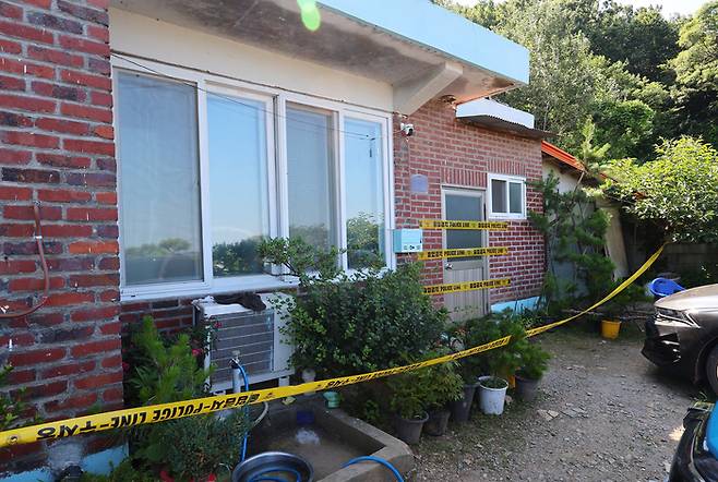 일가족 3명 살해된 주택에 설치된 폴리스라인 [사진 = 연합뉴스]