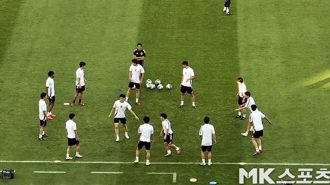7월 12일 중국과의 경기를 앞두고 몸을 풀고 있는 일본 축구 대표팀 선수들. 사진=이근승 기자