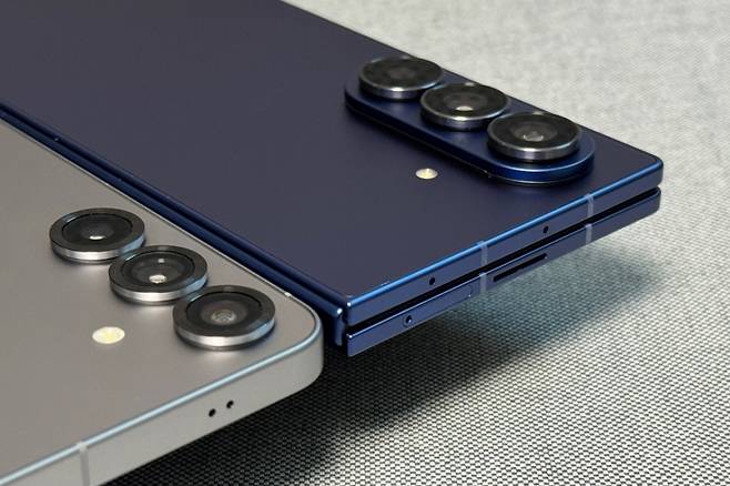 삼성전자의 바(Bar)형 스마트폰 '갤럭시S25(왼쪽)'와 폴더블 스마트폰 '갤럭시Z폴드7'./사진=성시호 기자