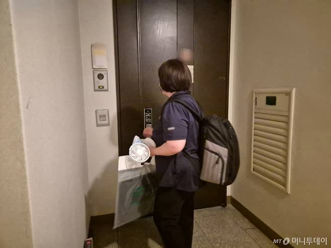 11일 오전 서울 도봉구의 방문점검 및 관리를 위해 한 아파트를 방문하는 김씨 모습. /사진=박진호 기자