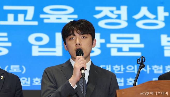 [서울=뉴시스] 권창회 기자 = 이선우 대한의과대학-의학전문대학원학생회 비상대책위원장이 12일 오후 서울 용산구 대한의사협회에서 의과대학 교육 정상화를 위한 공동 입장 발표를 한 뒤 취재진 질의에 답하고 있다. 2025.07.12. kch0523@newsis.com /사진=권창회