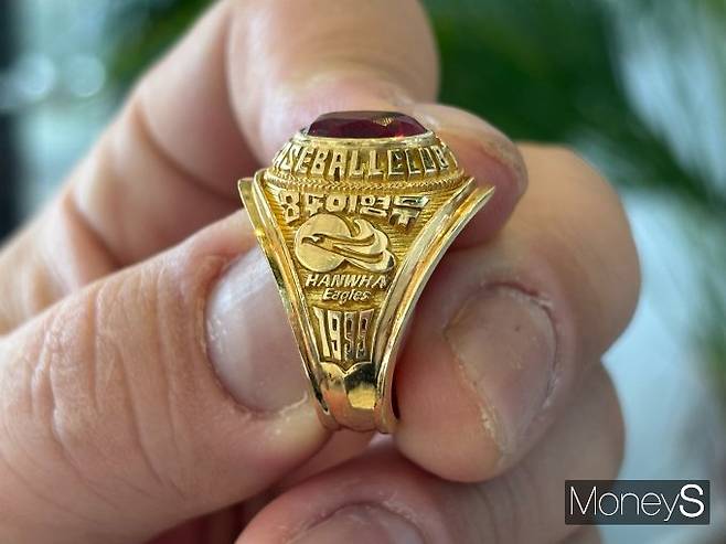 이영우가 한국시리즈 당시 부진이 어깨 통증 때문이었음을 밝혔다. 사진은 1999년 우승 당시 받았던 우승 반지를 들고 있는 이영우의 모습. /사진=최진원 기자