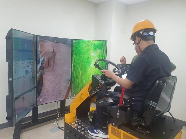 경기남부직능원에서 지난 2일 기자가 자격증 굴삭기 시뮬레이터를  조작해 보고 있다. 정철순