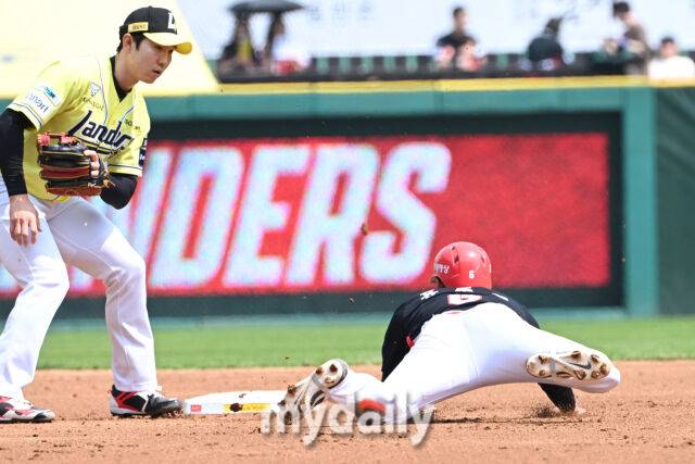 11일 인천 SSG랜더스필드에서 열린 '2025 신한 SOL BANK KBO리그' KIA 타이거즈와 SSG랜더스 경기. KIA 홍종표가 2회초 2사 1루에 도루를 성공했다./마이데일리