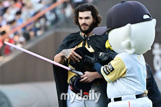 12일 대전 한화생명 볼파크 야구장에서 열린 '2025 신한 SOL뱅크 KBO 올스타' 드림 올스타(삼성·두산·KT·SSG·롯데) - 나눔 올스타(KIA·LG·한화·NC·키움) 경기. 나눔 선발 폰세가 다스베이더 변장으로 등장하고 있다./대전=한혁승 기자 hanfoto@mydaily.co.kr