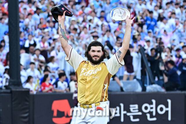 12일 대전 한화생명 볼파크 야구장에서 열린 '2025 신한 SOL뱅크 KBO 올스타' 드림 올스타(삼성·두산·KT·SSG·롯데) - 나눔 올스타(KIA·LG·한화·NC·키움) 경기. 나눔 선발 폰세가 관중에게 인사를 하고 있다./대전=한혁승 기자 hanfoto@mydaily.co.kr