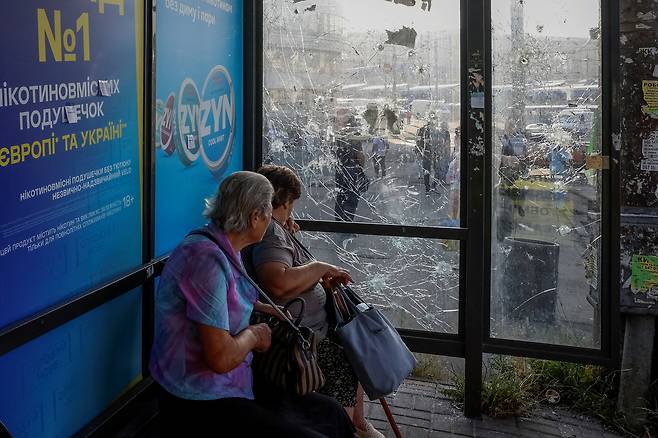 우크라이나의 수도 키이우의 한 버스 정류장에서 지난 10일(현지시간) 여성들이 러시아의 공습 상황에 당황하고 있다. [로이터]