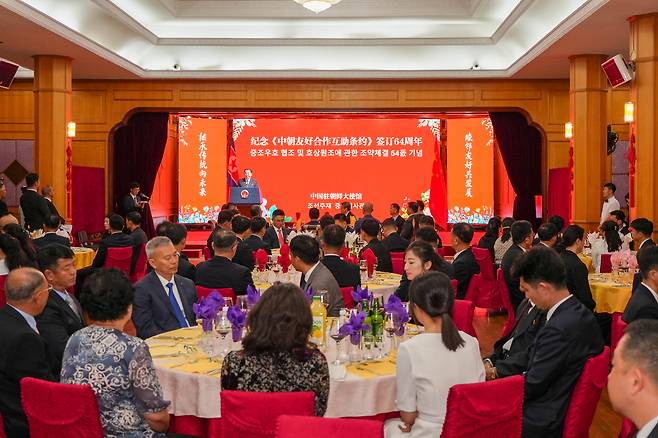 북한과 중국 관계가 회복 조짐을 보이는 가운데 지난 9일 평양에서 북중우호조약 체결 64주년 기념 연회가 열렸다. [연합]