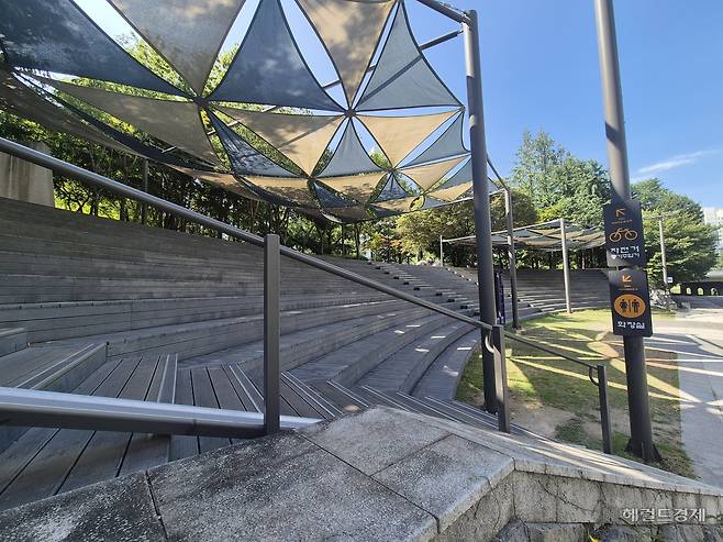 서울 노원구 당현천 인근의 한 야외 무더위 쉼터. 계단 위에는 검은색 천막이 설치돼 있으나 시민들은 그늘 형성만으로는 폭염이 지속되는 상황에서 더위를 피하기 어렵다고 했다. 김도윤 기자.