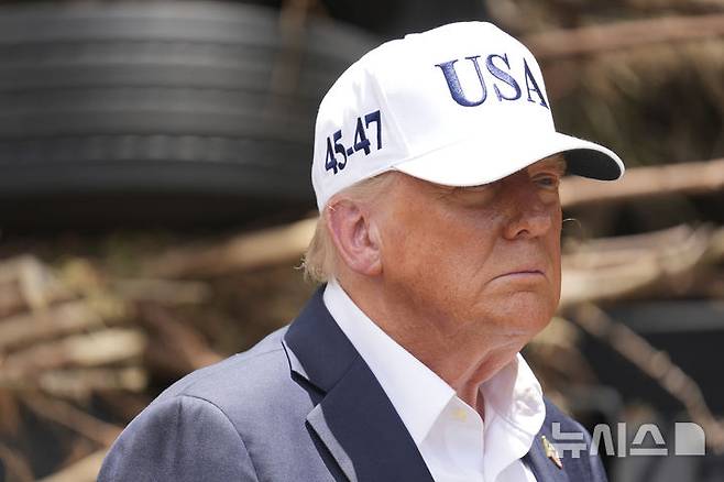 [케르빌=AP/뉴시스] 도널드 트럼프 미국 대통령이 11일(현지 시간) 텍사스 케르빌 홍수 피해 지역을 찾아 상황을 점검하고 있다. 뉴욕증시는 트럼프 대통령의 캐나다 관세 인상과 전면 관세 예고로 이날 소폭 하락 마감했다. 2025.07.12.