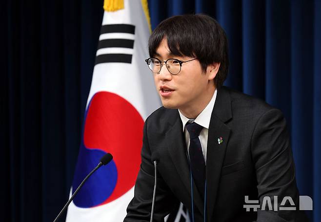 [서울=뉴시스] 최진석 기자 = 하정우 AI미래기획수석이 19일 서울 용산 대통령실에서 이공계특별법 관련 브리핑을 하고 있다. 2025.06.19. myjs@newsis.com