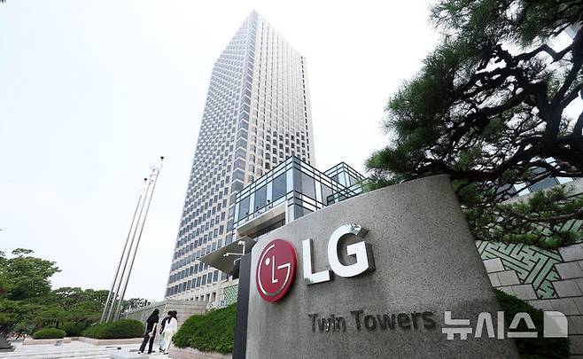 [서울=뉴시스] 김선웅 기자 = LG전자가 올해 2분기 연결기준 매출액 20조7400억원, 영업이익 6391억원의 잠정실적을 7일 발표했다. 매출액은 작년 같은기간 보다 4.4%, 영업이익은 작년 2분기 대비 46.6%, 1분기 대비 49.2% 감소했다. 사진은 LG전자가 2분기 실적을 발표한 7일 LG전자 본사가 소재한 서울 여의도 LG트윈타워의 모습. 2025.07.07. mangusta@newsis.com