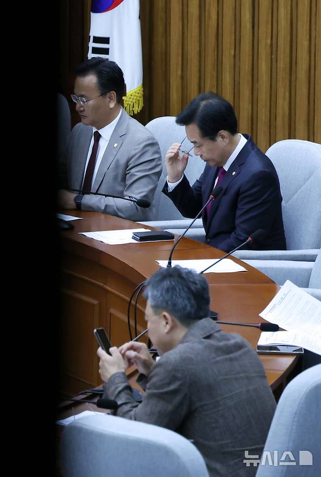 [서울=뉴시스] 고승민 기자 = 송언석 국민의힘 비상대책위원장이 7일 서울 여의도 국회에서 비공개로 열린 간사단 회의에 참석하고 있다. 이날 당 혁신위원장을 수행하기로 했던 안철수 의원은 위원장 사퇴 및 전당대회 출마 의사를 밝혔다. 2025.07.07. kkssmm99@newsis.com