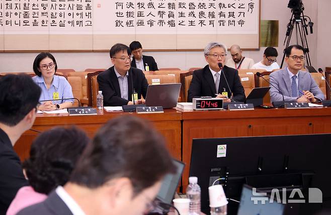 [서울=뉴시스] 김금보 기자 = 김종민(오른쪽 두번째) 변호사가 9일 서울 여의도 국회에서 열린 법제사법위원회 전체회의 '검찰개혁 4법(검찰청 폐지법, 공소청 설치법, 중대범죄수사청 설치법, 국가수사위원회법)' 관련 공청회에서 진술인 발언을 하고 있다. 2025.07.09. kgb@newsis.com