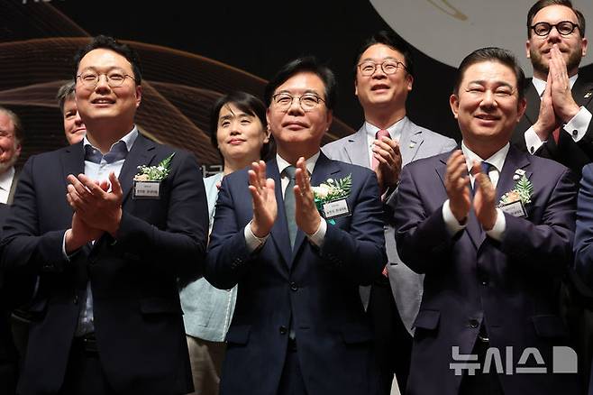 [서울=뉴시스] 홍효식 기자 = 김병기(앞줄 오른쪽부터) 더불어민주당 당대표 직무대행 겸 원내대표, 송언석 국민의힘 비상대책위원장 겸 원내대표, 천하람 개혁신당 당대표 권한대행 겸 원내대표가 9일 서울 중구 프레스센터에서 열린 한국외국어신문협회 창립 10주년 기념식에서 기념촬영하고 있다. 2025.07.09. yesphoto@newsis.com