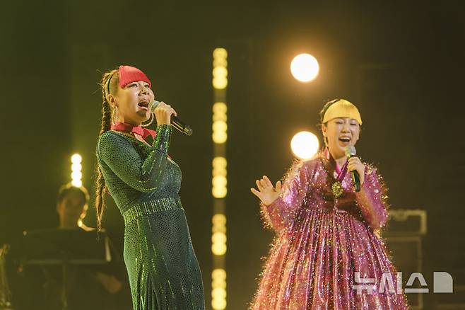 [서울=뉴시스]10일 국립극장에서 열린 '2025 여우락 페스티벌' 무대에서 가수 인순이와 서도소리 명창 유지숙이 열창하고 있다. (사진=국립극장 제공)