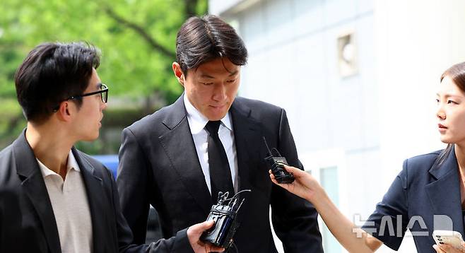 [서울=뉴시스] 박주성 기자 = 불법 촬영 혐의로 1심에서 징역형 집행유예를 선고받은 축구선수 황의조가 지난달 19일 서울 서초구 서울중앙지방법원에서 열린 항소심 1차 공판에 출석하고 있다. 2025.06.19. park7691@newsis.com