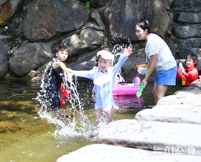 [구례=뉴시스] 이현행 기자 = 12일 오전 전남 구례 지리산 피아골 계곡에서 한 아이가 물장구를 치고 있다. 2025.07.12. lhh@newsis.com
